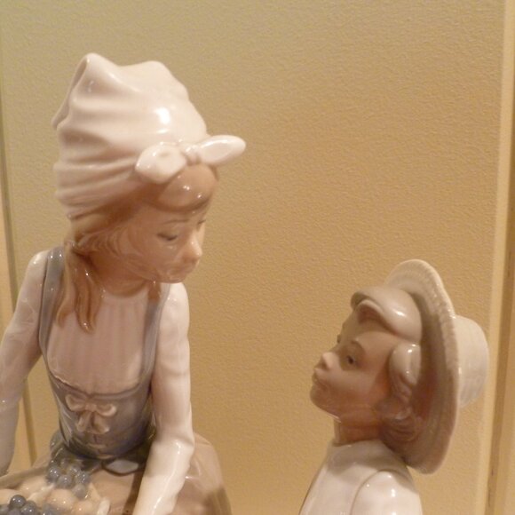 Nao by Lladro Vintage 1977 Figurine 'Chattering' #199 Boy and Girl Eating Grapes - Picture 11 of 16